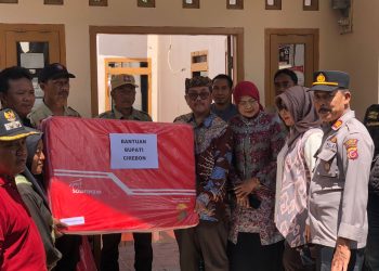 Bupati Cirebon Imron Rosyadi beri bantuan kepada warga korban kebakaran di Desa Sedong Kidul Kecamatan Sedong Kab.Cirebon Sabtu 27 April 2024.