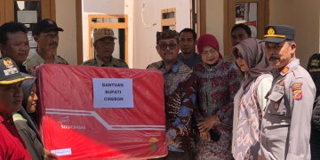 Bupati Cirebon Imron Rosyadi beri bantuan kepada warga korban kebakaran di Desa Sedong Kidul Kecamatan Sedong Kab.Cirebon Sabtu 27 April 2024.