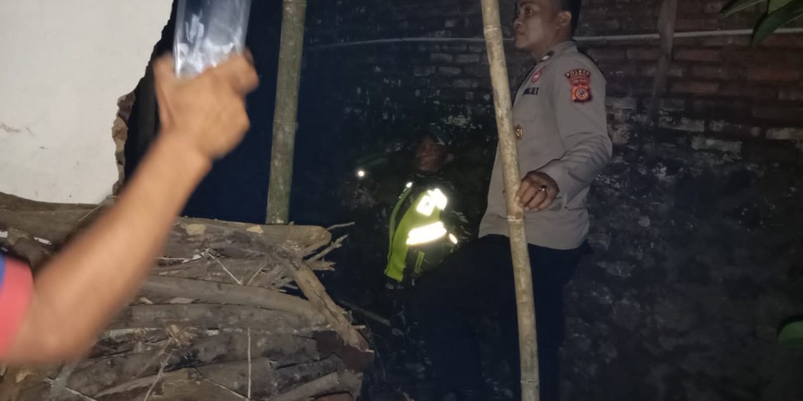 Polisi cek rumah ambruk milik seorang nenek warga di Dusun Cileungsing RT 042 RW 014 Desa Lumbungsari Kecamatan Lumbung Kabupaten Ciamis.