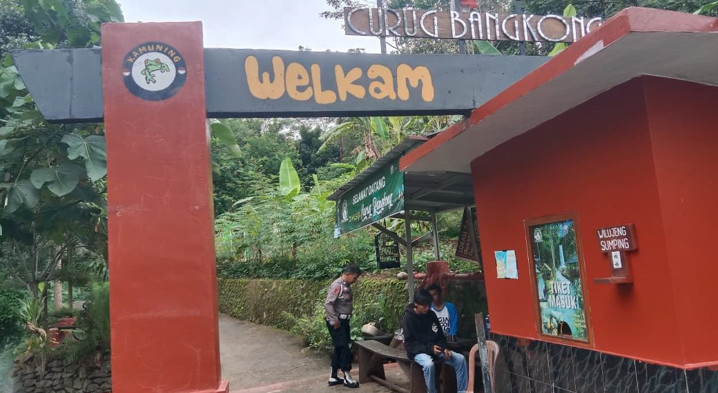 Polisi siaga di kawasan wisata Curug Bangkong dan Situ Ciwulukut di Kadugede Kabupaten Kuningan, Senin (15/4/2024).
