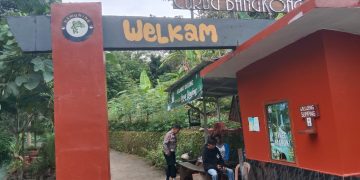 Polisi siaga di kawasan wisata Curug Bangkong dan Situ Ciwulukut di Kadugede Kabupaten Kuningan, Senin (15/4/2024).