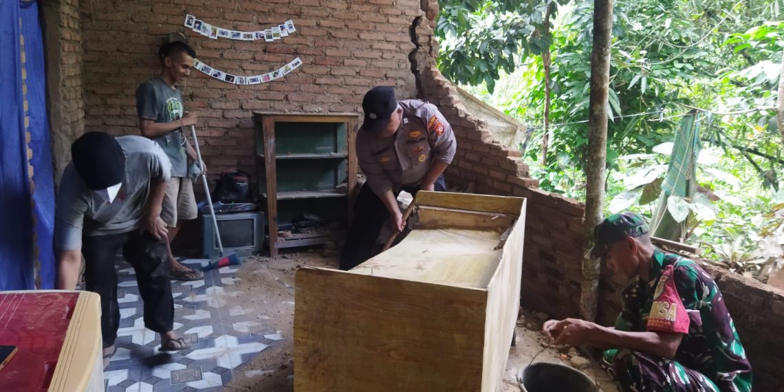 Gempa Garut rusak rumah warga Dusun Hayawang RT 003 RT Rt 013 Desa Winduraja Kecamatan Kawali Kabupaten Ciamis Provinsi Jawa Barat.