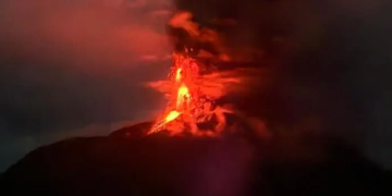 Gunung Ruang Sulut kembali Meletus, statusnya kembali dinaikkan oleh Pusat Vulkanologi dan Mitigasi Bencana Geologi (PVMBG).