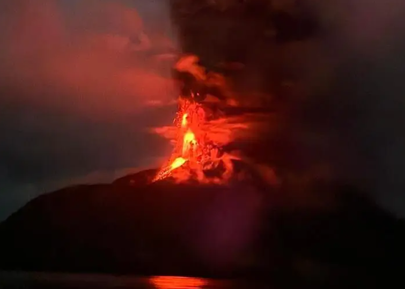 Gunung Ruang Sulut kembali Meletus, statusnya kembali dinaikkan oleh Pusat Vulkanologi dan Mitigasi Bencana Geologi (PVMBG).