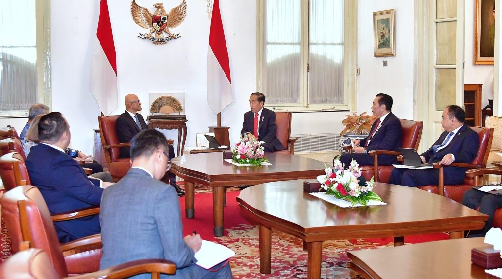 Indonesia dan Microsoft kerja sama garap kecerdasan buatan. Hal itu terungkap dalam pertemuan Presiden RI Joko Widodo (Jokowi) dengan delegasi Microsoft di Istana Merdeka, Jakarta, pada Selasa (30/04/2024).