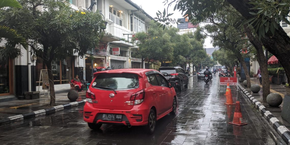 Jalan Braga Kota Bandung saat hujan direncakanan jadi Braga Bebas Kendaraan