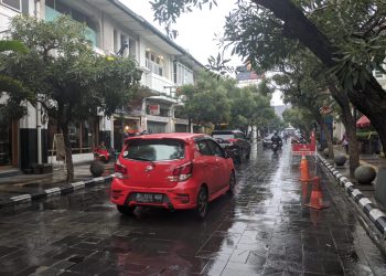 Jalan Braga Kota Bandung saat hujan direncakanan jadi Braga Bebas Kendaraan