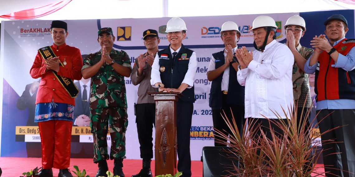 Pj Bupati didampingi Kepala Dinas SDABMBK Kabupaten Bekasi Henri Lincoln, melakukan Groundbreaking pembangunan jembatan Citarum penghubung Desa Pantai Mekar - Desa Pantai Bakti Kecamatan Muaragembong, Kabupaten Bekasi pada Rabu (03/04/2024).