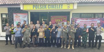 Kapolda Jabar kunjungi Polsek Cikelet Polres Garut Kamis (4/4/2024) dalam rangka kesiapan Operasi Ketupat Lodaya 2024. Kunjungan Kapolda Jabar Irjen. Pol. Akhmad Wiyagus itu juga sekaligus pengecekan kesiapan jalur lintas selatan Jawa Barat memasuki arus mudik dan arus balik Lebaran 2024.