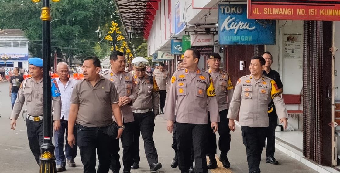 Polres Kuningan antisipasi proses relokasi PKL, penataan parkir, dan rekayasa lalin di Jalan Siliwangi Kabupaten Kuningan Jum’at (19/4/2024). Sebanyak 177 personel diturunkan di area itu dipimpin Kapolres Kuningan AKBP Willy Andrian. Pada pengamanan antisipasi relokasi PKL hari ini situasi berlangsung aman, tertib, dan terkendali.