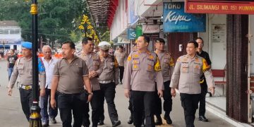 Polres Kuningan antisipasi proses relokasi PKL, penataan parkir, dan rekayasa lalin di Jalan Siliwangi Kabupaten Kuningan Jum’at (19/4/2024). Sebanyak 177 personel diturunkan di area itu dipimpin Kapolres Kuningan AKBP Willy Andrian. Pada pengamanan antisipasi relokasi PKL hari ini situasi berlangsung aman, tertib, dan terkendali.