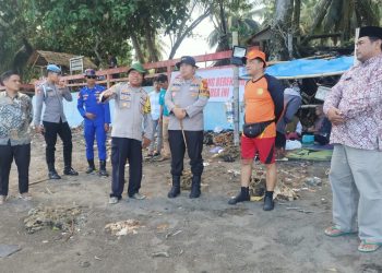 Kapolres Pangandaran AKBP Imara Utama Kamis (18/4/2024) sambangi Tim SAR yang mencari anak hilang di TPI Muaragatah.