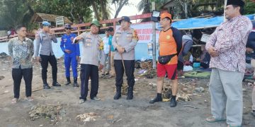 Kapolres Pangandaran AKBP Imara Utama Kamis (18/4/2024) sambangi Tim SAR yang mencari anak hilang di TPI Muaragatah.