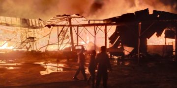 Kebakaran timpa pabrik rotan di Plumbon Kabupaten Cirebon Senin (22/4/2024).