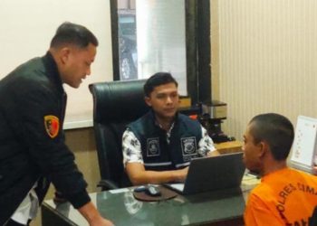 Ijal (31), tersangka pelaku pembunuhan Didi Hartanto (42), warga Kompleks Bumi Citra Indah 2, Desa Pataruman, Kecamatan Cihampelas, Kabupaten Bandung Barat (KBB), menjalani pemeriksaan penyidik Satreskrim Polres Cimahi, Kamis (18/04/2024).(Foto: Istimewa)