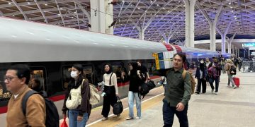 Okupansi Whoosh di atas 95% di hari terakhir cuti bersama Lebaran 2024, menurut siaran pers PT KCIC.