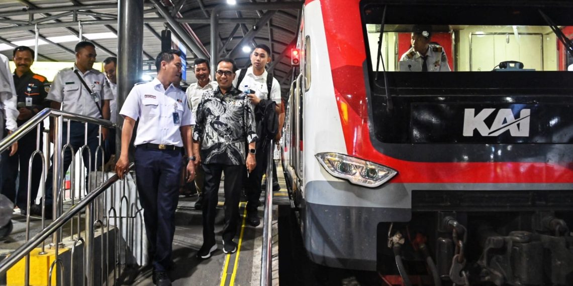 Menteri Perhubungan Budi Karya Sumadi kembali mengajak masyarakat untuk menggunakan kereta bandara ketika ingin mengakses Yogyakarta International Airport (YIA).