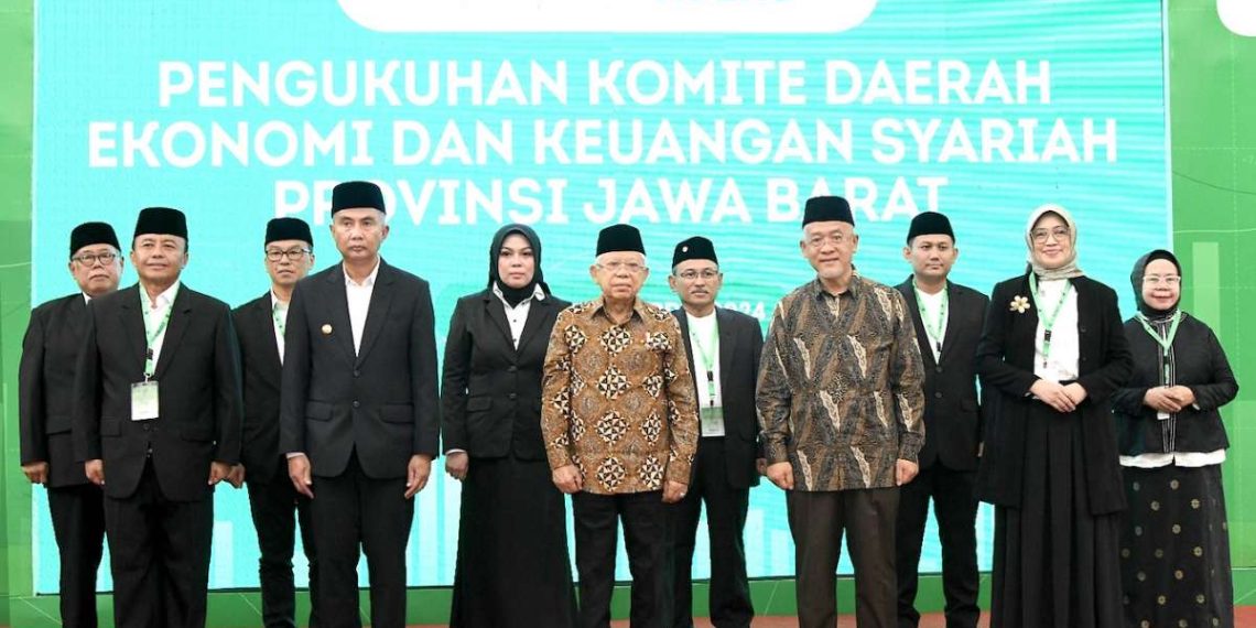 Wapres kukuhkan Komite Daerah Ekonomi dan Keuangan Syariah Jawa Barat. Pengukuhan KDEK dilakukan Wakil Presiden RI Ma'ruf Amin di Aula Barat Gedung Sate, Kota Bandung, Selasa (23/4/2024).