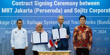 Direktur Konstruksi Weni Maulina dan Assistant General Manager Naoki Kazama menunjukkan dokumen yang telah ditandatangani. Foto oleh PT MRT Jakarta (Perseroda).