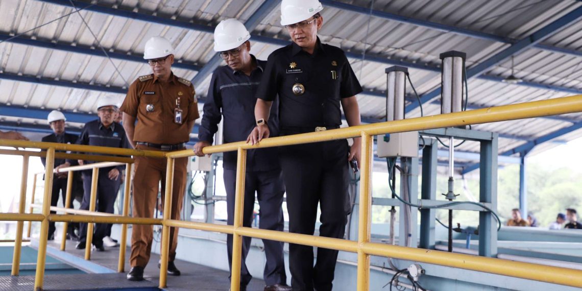 PELAYANAN AIR BERSIH : Penjabat Bupati Bekasi Dani Ramdan didampingi Direktur Utama Perumda Tirta Bhagasasi, Usep Rahman Salim meresmikan Kantor Cabang Cikarang Pusat, di Jalan Antilop Raya, Desa Jayamukti Cikarang Pusat, pada Selasa (23/04/2024). Foto : Endar Raziq/Newsroom Diskominfosantik.