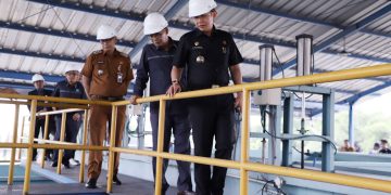 PELAYANAN AIR BERSIH : Penjabat Bupati Bekasi Dani Ramdan didampingi Direktur Utama Perumda Tirta Bhagasasi, Usep Rahman Salim meresmikan Kantor Cabang Cikarang Pusat, di Jalan Antilop Raya, Desa Jayamukti Cikarang Pusat, pada Selasa (23/04/2024). Foto : Endar Raziq/Newsroom Diskominfosantik.