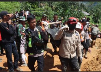 Evakuasi dua jenazah kakak-beradik korban tanah longsor di Kampung Sirnagalih, Desa Talagajaya, Kecamatan Banjarwangi, Kabupaten Garut, Jum'at (26/04/2024).(Foto:Istimewa)