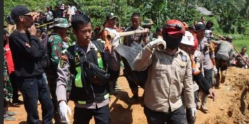 Evakuasi dua jenazah kakak-beradik korban tanah longsor di Kampung Sirnagalih, Desa Talagajaya, Kecamatan Banjarwangi, Kabupaten Garut, Jum'at (26/04/2024).(Foto:Istimewa)