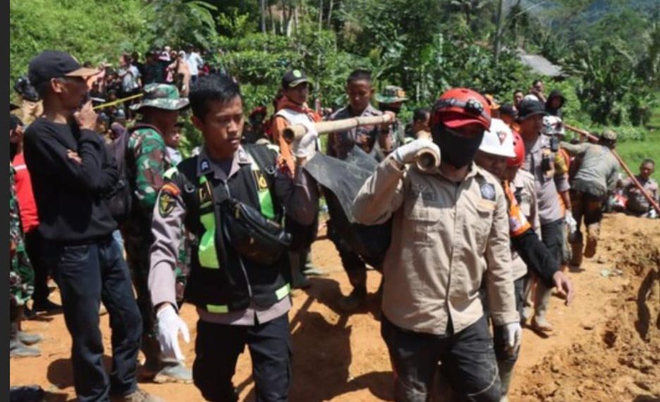 Evakuasi dua jenazah kakak-beradik korban tanah longsor di Kampung Sirnagalih, Desa Talagajaya, Kecamatan Banjarwangi, Kabupaten Garut, Jum'at (26/04/2024).(Foto:Istimewa)