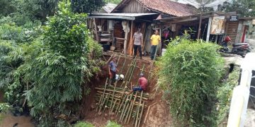 Polisi cek tembok penahan tanah longsor akibat hujan deras di Dusun Gunungsawung Rt. 25 Rw. 09 Desa Lumbungsari Kecamatan Lumbung Kabupaten Ciamis, Jum'at (12/4/2024). (FOTO: Istimewa)