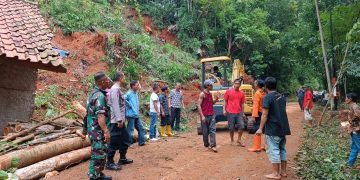 Longsor tutup akses Jalan Raya Desa Darmacaang dengan Desa Kujang Kecamatan Cikoneng Kabupaten Ciamis. Kapolres Ciamis AKBP Akmal mengatakan berdasarkan informasi yang dihimpun di lapangan, kejadian tebing longsor itu terjadi pada Kamis 25 April 2024 sekira Jam 05.00 WIB dipicu oleh hujan yang turun deras.