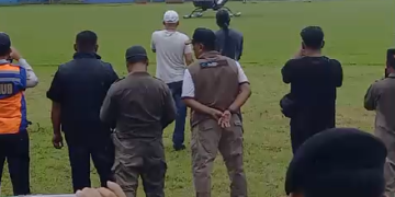 Mantan Bupati Kuningan Acep Purnama diterbangkan menggunakan helicopter dari RSUD Kuningan menuju RSPAD Jakarta Sabtu 27 April 2024.