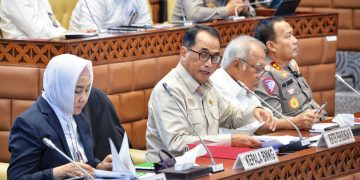 Menteri Perhubungan Budi Karya Sumadi menghadiri Rapat Kerja dengan Komisi V DPR RI dengan tema Kesiapan Infrastruktur dan Transportasi Mudik Lebaran Tahun 2024 di Gedung DPR RI Senayan, Jakarta, Selasa (2/4).