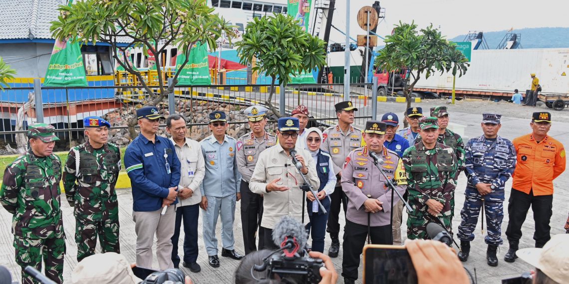 Menteri Perhubungan Budi Karya Sumadi bersama Panglima TNI Jenderal Agus Subiyanto, dan Kapolri Jenderal Listyo Sigit Prabowo, meninjau Pelabuhan Gilimanuk, Bali, Kamis (4/4).