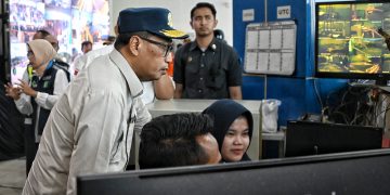 Menteri Perhubungan Budi Karya Sumadi saat melakukan peninjauan di Pelabuhan Bakauheni dan Pelabuhan Panjang, Lampung, Minggu (14/4).