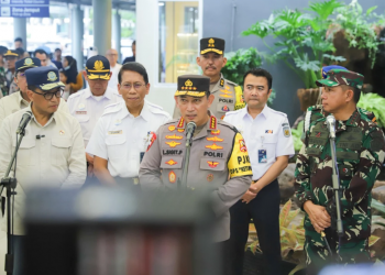 Menteri Perhubungan Republik Indonesia (Menhub RI) Budi Karya Sumadi, Kepala Kepolisian Negara Republik Indonesia (Kapolri) Jendral Polisi Listyo Sigit Prabowo, Panglima TNI Jenderal TNI Agus Subiyanto melakukan kunjungan dan pemantauan langsung pelayanan mudik di Stasiun Pasar Senen, Sabtu (6/4).  (FOTO: Humas KAI)