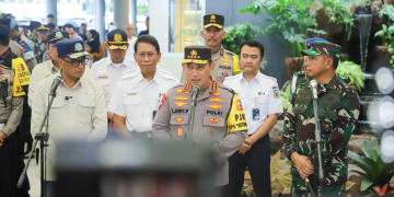 Menteri Perhubungan Republik Indonesia (Menhub RI) Budi Karya Sumadi, Kepala Kepolisian Negara Republik Indonesia (Kapolri) Jendral Polisi Listyo Sigit Prabowo, Panglima TNI Jenderal TNI Agus Subiyanto melakukan kunjungan dan pemantauan langsung pelayanan mudik di Stasiun Pasar Senen, Sabtu (6/4).  (FOTO: Humas KAI)