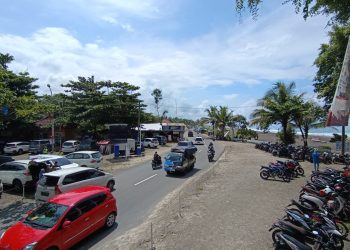 Wisata Pantai Batuhiu terpantau masih landai pada Minggu pagi (14/4/2024) di libur Lebaran 2024.