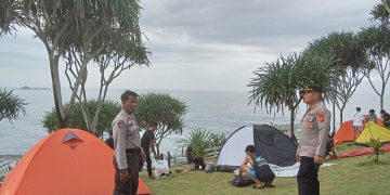 Wisata Pantai Karang Tawulan Tasikmalaya ramai pengunjung Minggu (14/4/2024) bersamaan dengan libur Lebaran 2024.