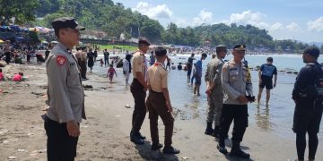 Polisi awasi kawasan wisata pantai di Cisolok Kabupaten Sukabumi yang ramai pengunjung pada Sabtu (13/4/2024).