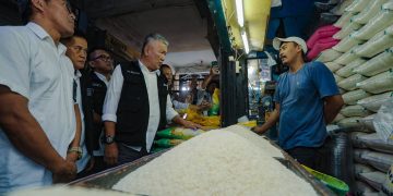 Pemerintah Kota (Pemkot) Bandung memastikan ketersediaan stok pangan jelang Idulfitri dalam posisi tercukupi. Hal itu disampaikan Penjabat Wali Kota Bandung, Bambang Tirtoyuliono saat meninjau keamanan dan harga pangan di Pasar Sederhana, Rabu 3 April 2024.