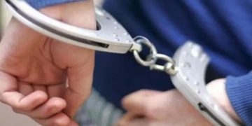 Pelaku kejahatan diborgol