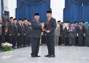 Pj Gubernur Jabar Bey Machmudin melantik Sekda Jabar Herman Suryatman