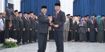 Pj Gubernur Jabar Bey Machmudin melantik Sekda Jabar Herman Suryatman