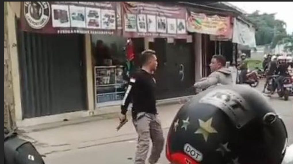 Aksi "Bang Jago" melakukan pemalakan di Pasar Rancamanyar, Kabupaten Bandung, viral di medsos. Satreskrim Polresta Bandung berhasil menangkap pelaku.(Foto: Istimewa).