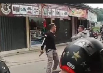 Aksi "Bang Jago" melakukan pemalakan di Pasar Rancamanyar, Kabupaten Bandung, viral di medsos. Satreskrim Polresta Bandung berhasil menangkap pelaku.(Foto: Istimewa).