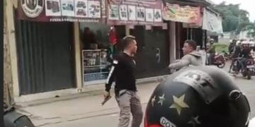 Aksi "Bang Jago" melakukan pemalakan di Pasar Rancamanyar, Kabupaten Bandung, viral di medsos. Satreskrim Polresta Bandung berhasil menangkap pelaku.(Foto: Istimewa).
