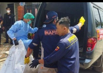 Tim Inafis Satreskrim Polres Cimahi mengevakuasi mayat Didi Hartanto (42), yang dibunuh dan dikubur di bawah lantai dapur rumahnya di Kompleks Bumi Citra Indah 2, Desa Pataruman, Kecamatan Cihampelas, Kabupaten Bandung Barat (KBB).(Foto:Istimewa)