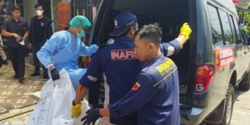 Tim Inafis Satreskrim Polres Cimahi mengevakuasi mayat Didi Hartanto (42), yang dibunuh dan dikubur di bawah lantai dapur rumahnya di Kompleks Bumi Citra Indah 2, Desa Pataruman, Kecamatan Cihampelas, Kabupaten Bandung Barat (KBB).(Foto:Istimewa)