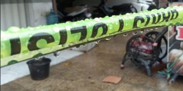 Lokasi bengkel milik Edi Suhadi (49), yang tewas ditikam diduga oleh pelaku perampokan di Jalan Apel, depan Kompleks Perumahan Griya Damai Kharisma, Desa Purbawinangun, Kecamatan Plumbon, Kabupaten Cirebon, telah dipasang garis polisi.(Foto:Istimewa).