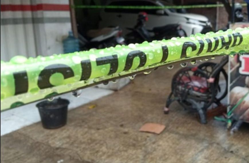Lokasi bengkel milik Edi Suhadi (49), yang tewas ditikam diduga oleh pelaku perampokan di Jalan Apel, depan Kompleks Perumahan Griya Damai Kharisma, Desa Purbawinangun, Kecamatan Plumbon, Kabupaten Cirebon, telah dipasang garis polisi.(Foto:Istimewa).